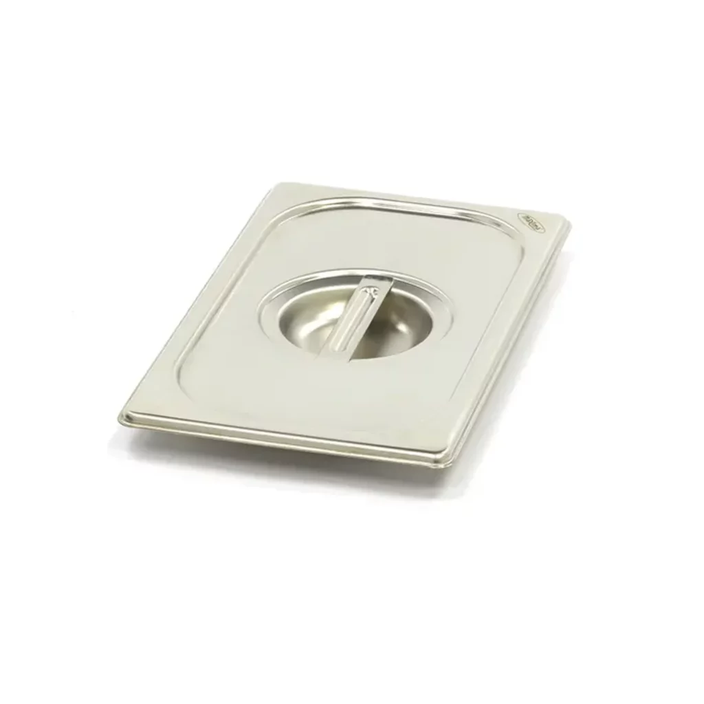 Maxima Gastronormdeckel 1/4 GN aus Edelstahl in schräger Ansicht von oben