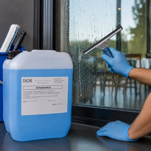 DGM Scheibenklar Glasreiniger 10 L bei der professionellen Reinigung einer Glasfläche in der Gastronomie