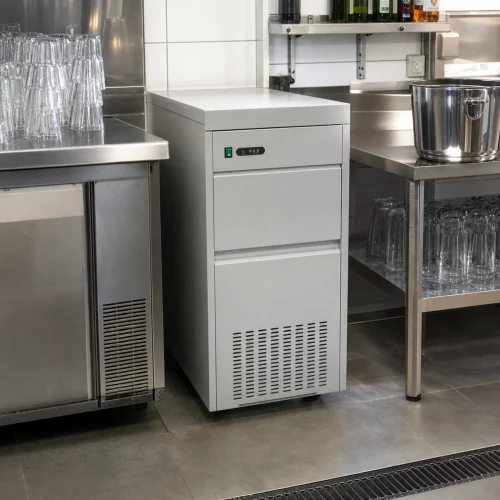 Gastro Eiswürfelmaschine - 130 kg/Tag - Crushed Eis - Luftgekühlt im professionellen Einsatz