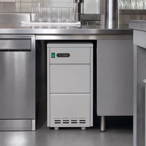 Gastro Eiswürfelmaschine - 30 kg/Tag - Crushed Eis - Wasser Gekühlt im professionellen Einsatz
