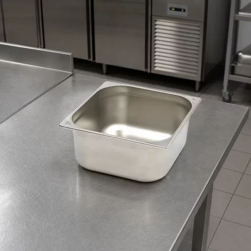 Gastro Gastronormbehälter - 1/2 GN - 15 cm Tief - Edelstahl im professionellen Einsatz