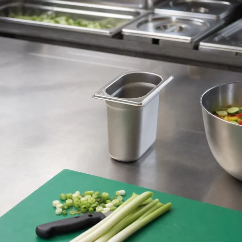 Gastro Gastronormbehälter - 1/9 GN - 15 cm Tief - Edelstahl im professionellen Einsatz
