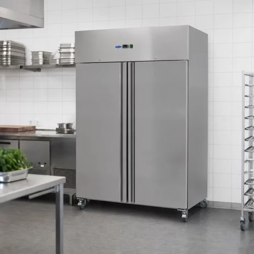 Gastro Kühlschrank - 1200 l - 6 Einstellbare Regale (2/1 GN) - Edelstahl - auf Rädern im professionellen Einsatz