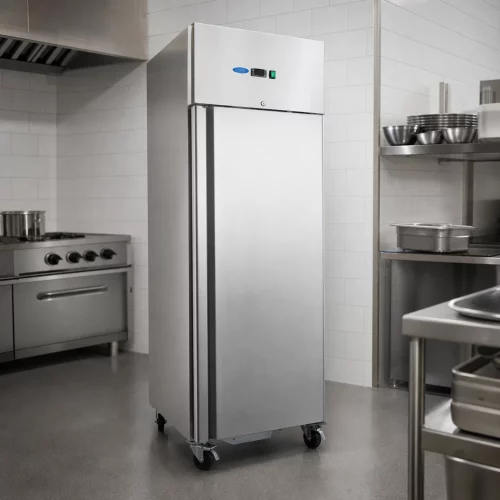 Gastro Kühlschrank - 700 l - 3 Einstellbare Regale (2/1 GN) - auf Rädern - Rostfreier Stahl im professionellen Einsatz