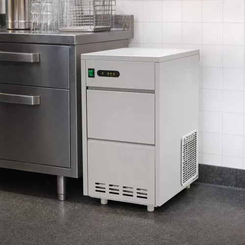 Maxima M-ICE 24 Eiswürfelmaschine mit 5-kg-Speicher im professionellen Einsatz